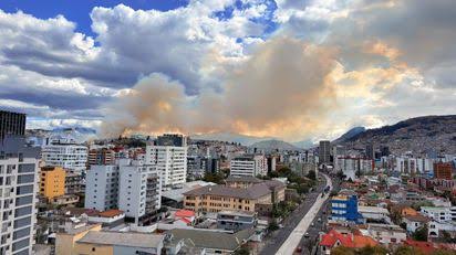 Quito mantiene barrios bajo monitoreo por humo de incendio forestal