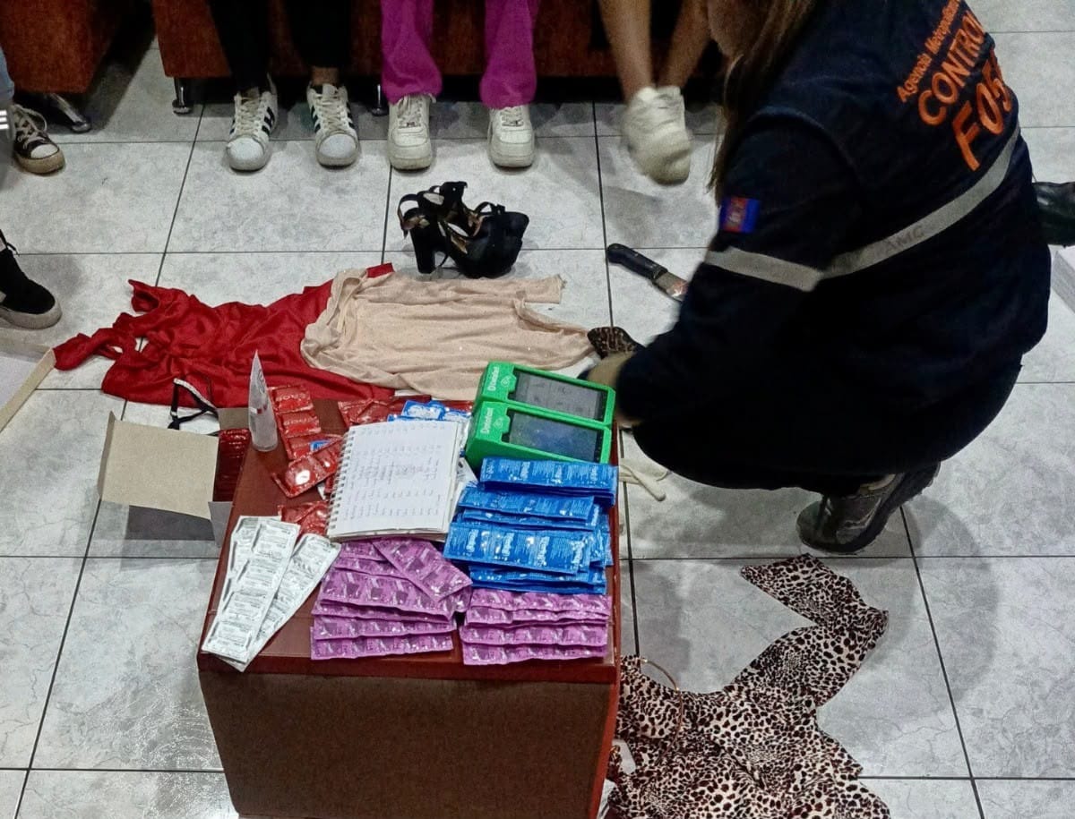 Casas de citas clandestinas captaban clientes con catálogos de mujeres