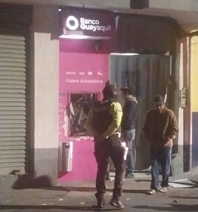 Delincuentes robaron un cajero automático en Quito