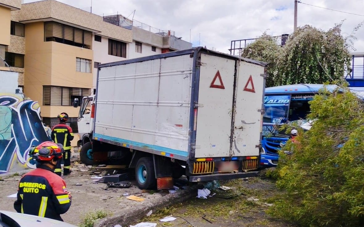 Camión chocó vivienda y dejó tres heridos en la Mariscal Sucre