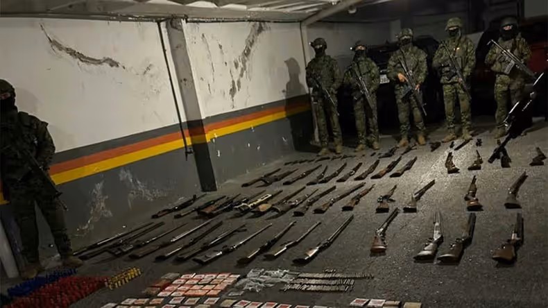 El Ejército decomisó 'full' armamento en Quito