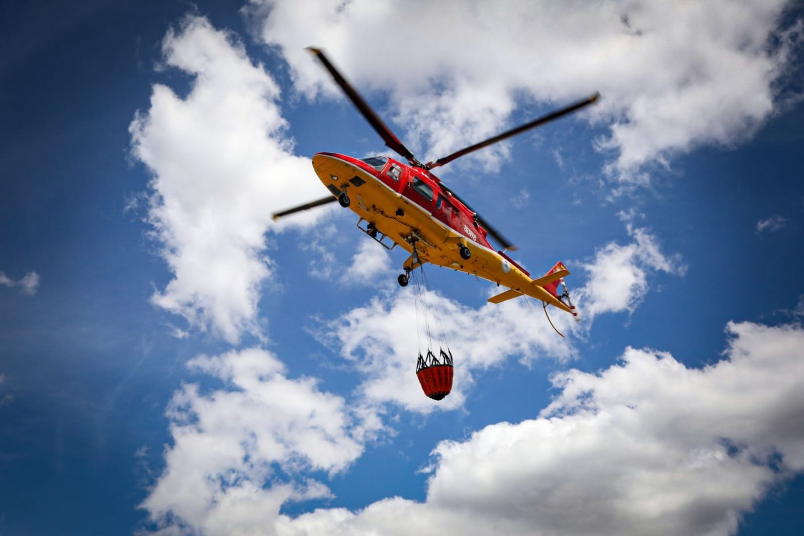 Helicópteros hacen 100 descargas de agua por incendio en Casitagua