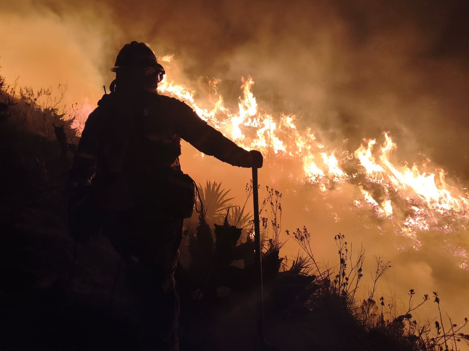 Cierre vial por el incendio en el cerro Casitagua