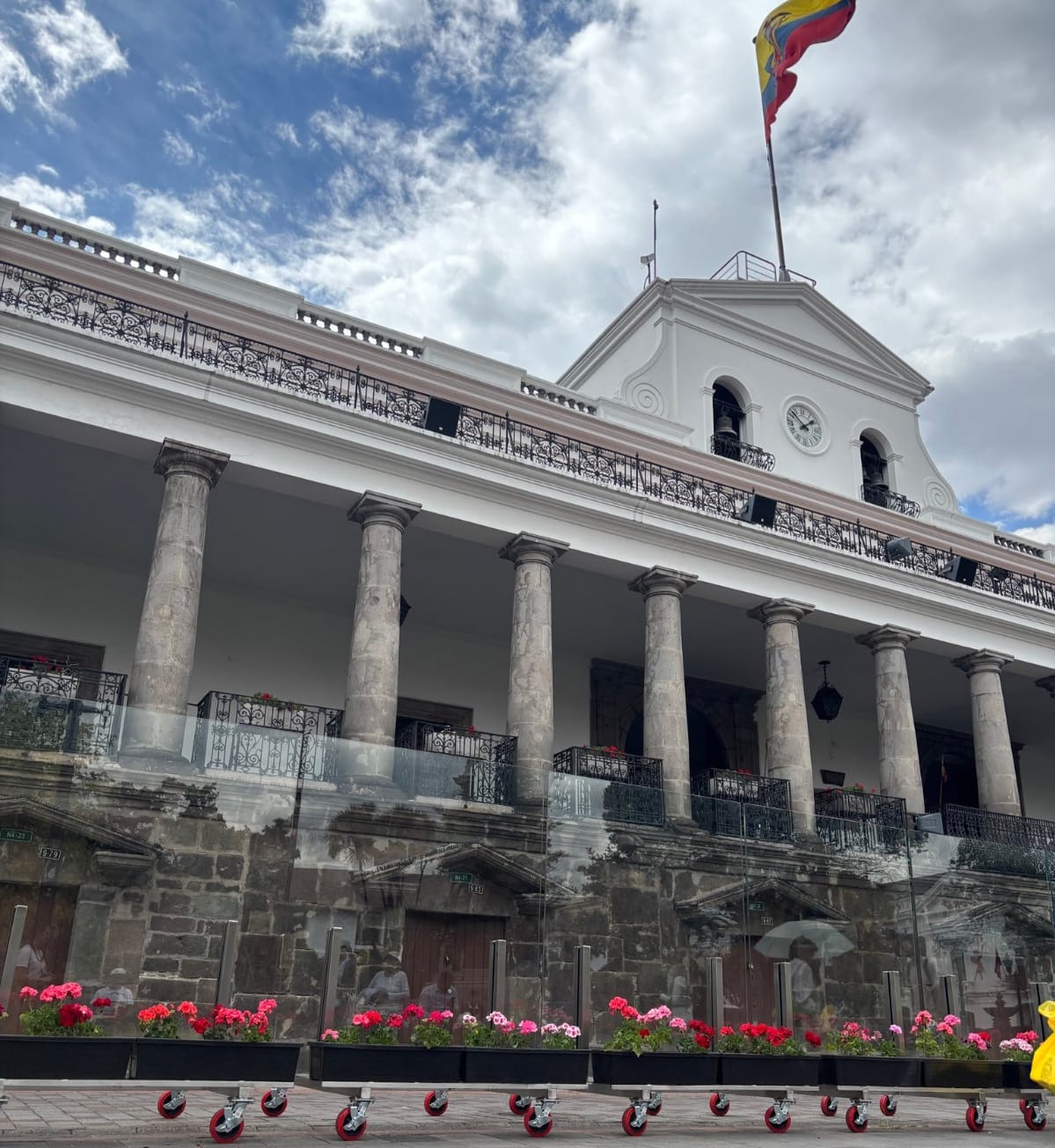 El Palacio de Gobierno, cercado por protecciones de vidrio