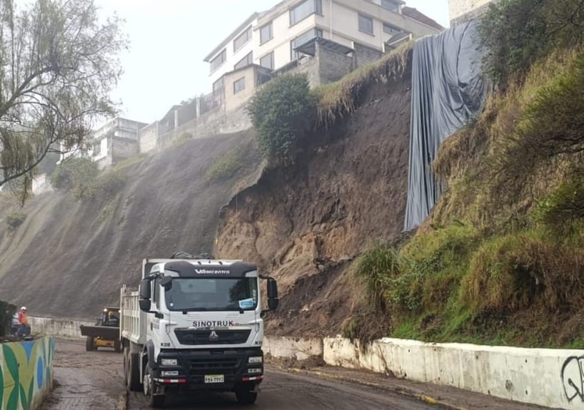 Deslizamiento genera cierre vial en el sector Monjas
