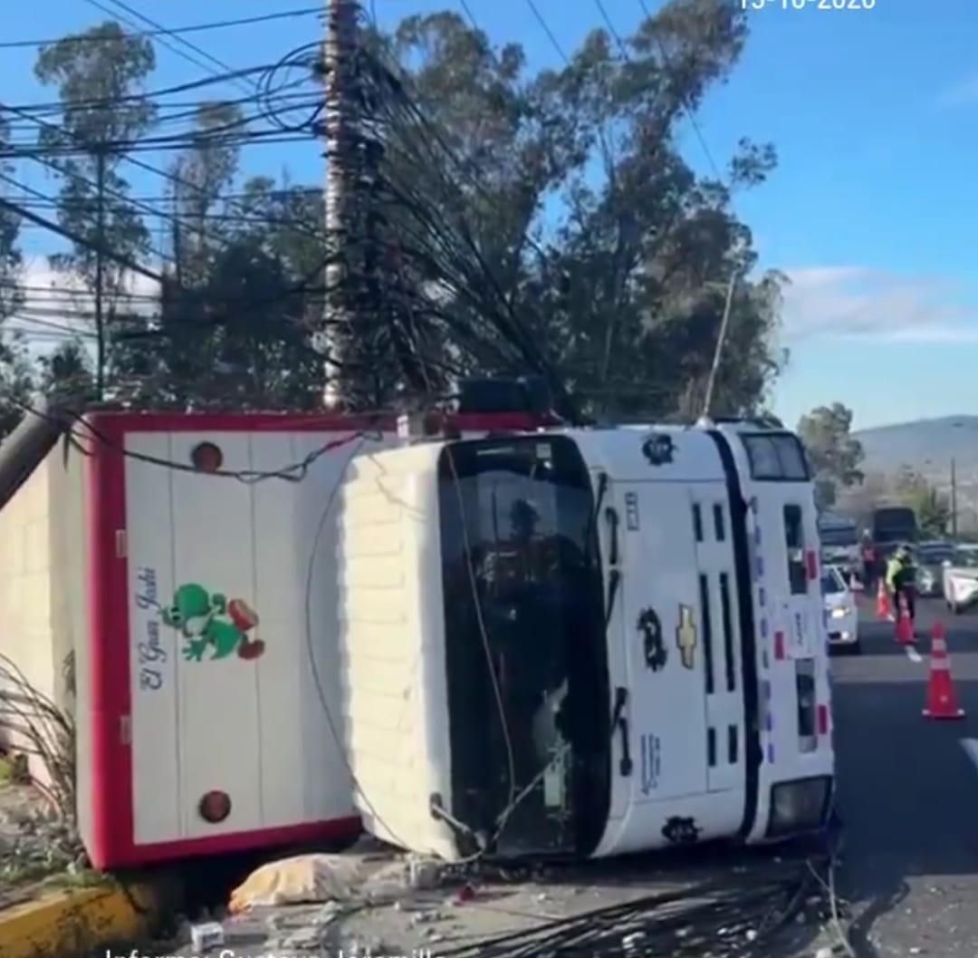 Volcamiento de un camión genera corte de energía y congestión