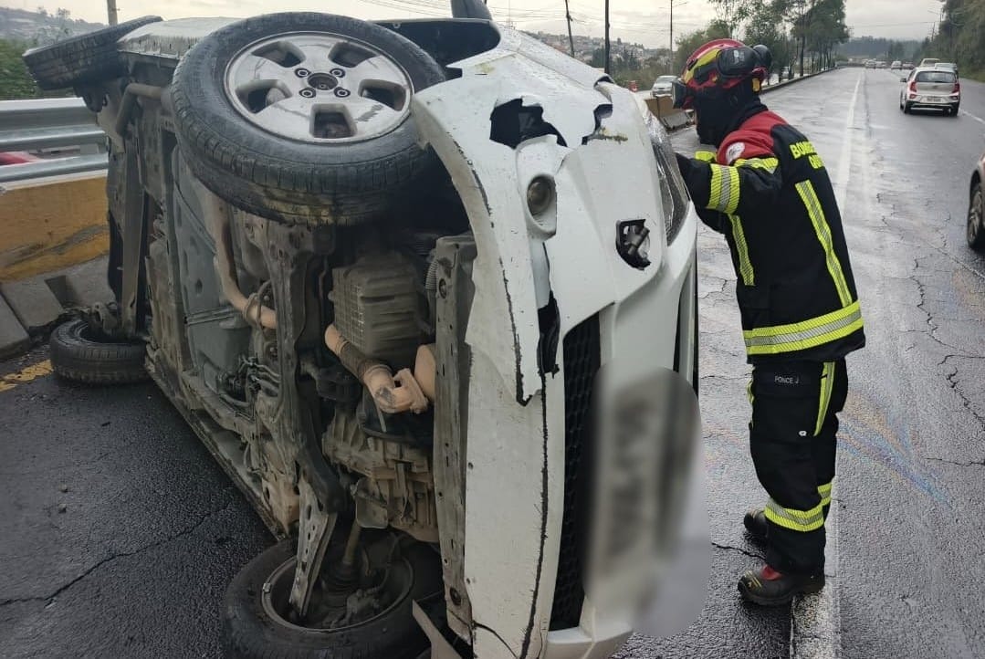 Cuatro heridos por volcamiento de auto en la av. Simón Bolívar