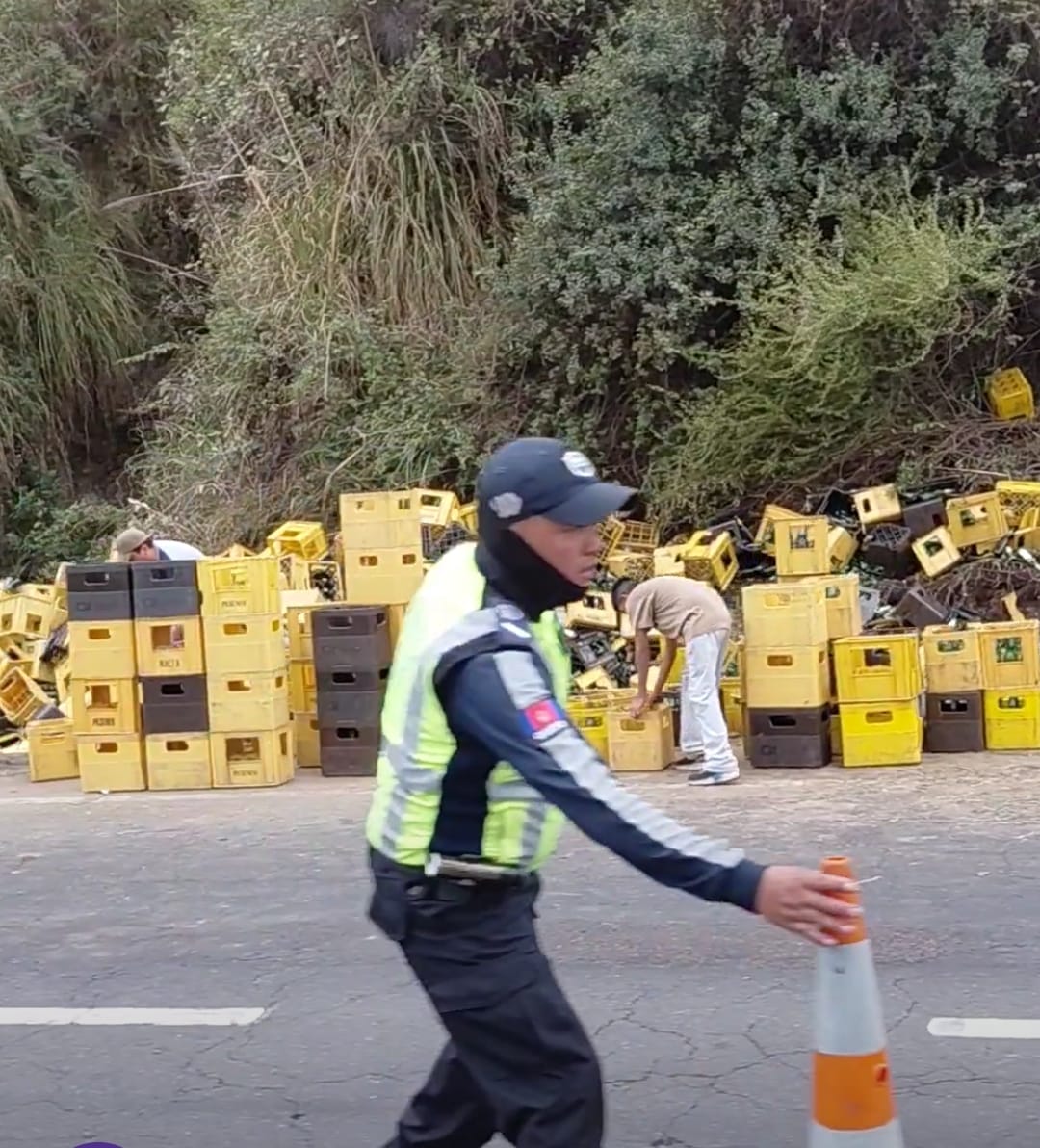 Cervezas quedaron en plena vía tras choque de camión