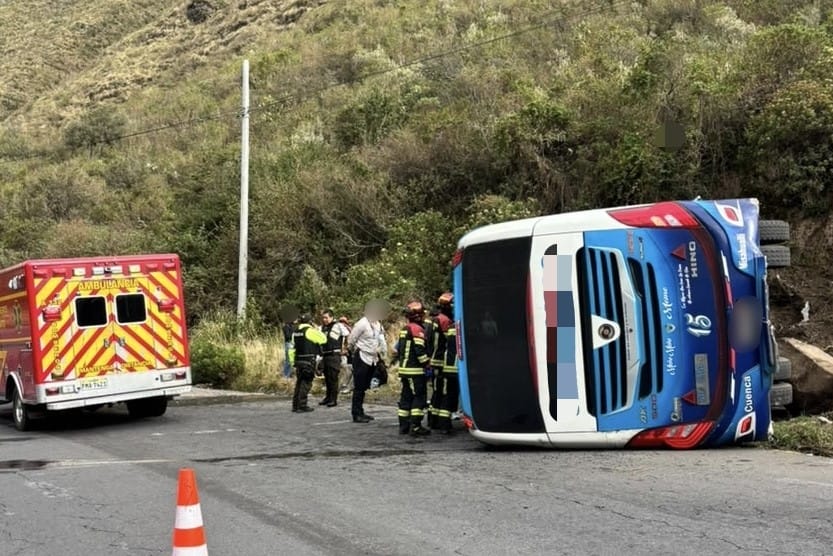 11 heridos por volcamiento de bus en la vía Quito – Papallacta